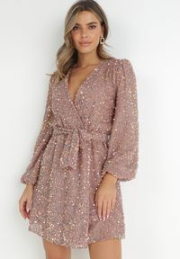 Born2be - Różowa Sukienka Cekinowa z Kopertowym Dekoltem Cidoly. Okazja: na co dzień. Typ kołnierza: dekolt kopertowy. Kolor: różowy. Typ sukienki: kopertowe. Styl: casual, rockowy, elegancki #1