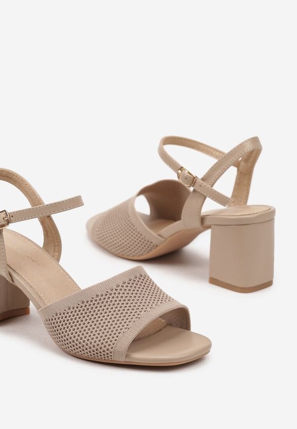 Born2be - Ciemnobeżowe Sandały na Obcasie z Siateczkową Cholewką Sinilra. Okazja: na co dzień. Zapięcie: pasek. Kolor: beżowy. Materiał: jeans. Obcas: na obcasie. Styl: casual. Wysokość obcasa: średni