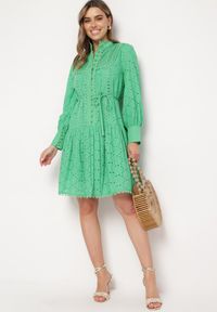 Born2be - Zielona Sukienka z Haftowanej Tkaniny ze Stójką i Perłowymi Guzikami Salino. Typ kołnierza: kołnierzyk stójkowy. Kolor: zielony. Materiał: tkanina. Wzór: haft. Styl: vintage. Długość: midi #5