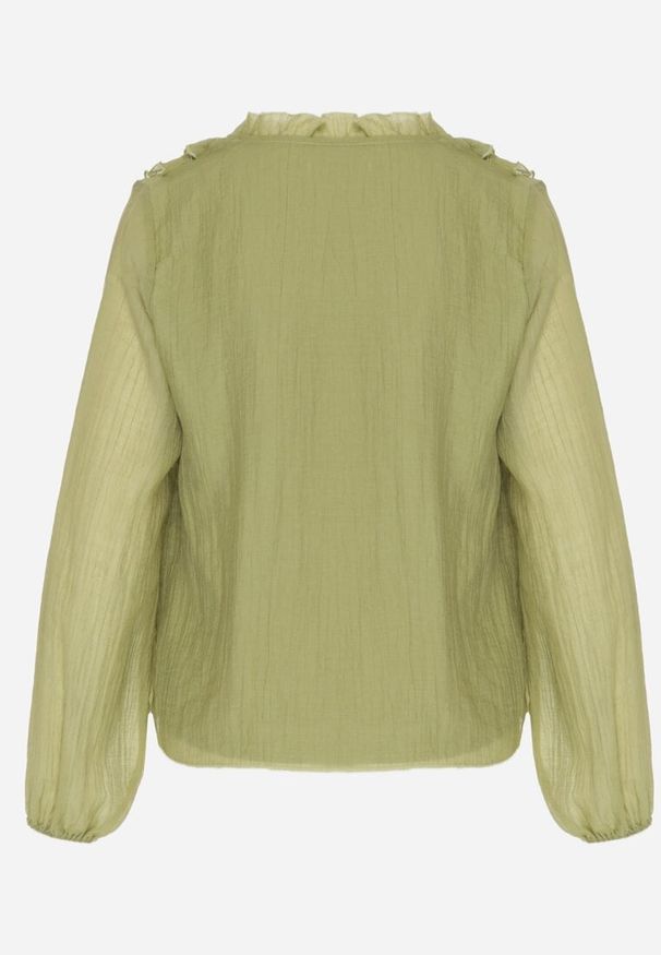 Born2be - Zielona Bluzka Koszulowa z Dekoltem w Serek Zdobiona Falbankami Nailiphis. Okazja: na co dzień, na spotkanie biznesowe, do pracy. Typ kołnierza: kołnierz z falbankami, dekolt w serek. Kolor: zielony. Materiał: jeans. Wzór: aplikacja. Styl: casual, biznesowy, elegancki, klasyczny