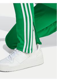 Adidas - adidas Spodnie dresowe adicolor SST IK6601 Zielony Slim Fit. Kolor: zielony. Materiał: bawełna #2