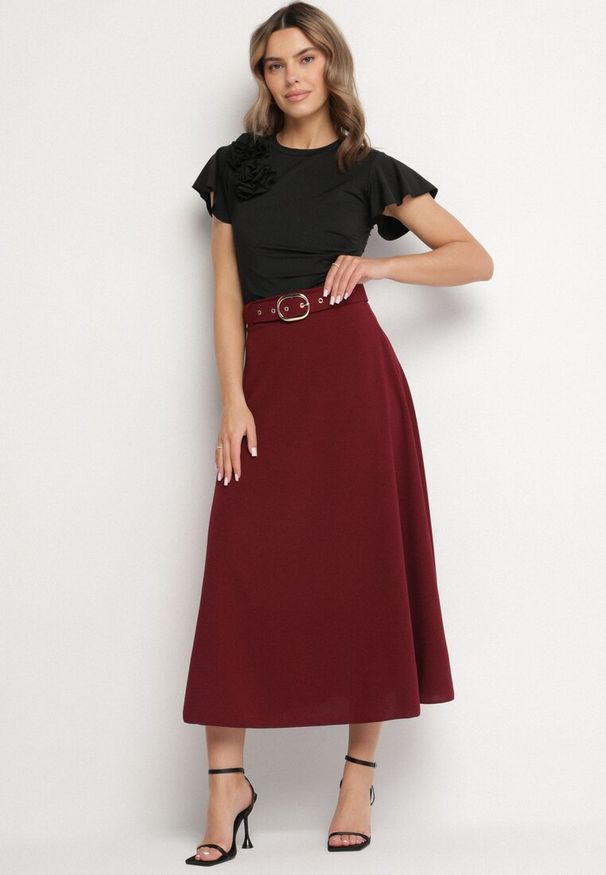 Born2be - Bordowa Rozkloszowana Spódnica z Wysokim Stanem Ozdobiona Paskiem z Klamrą Lobira. Okazja: na co dzień. Stan: podwyższony. Kolor: czerwony. Materiał: jedwab. Wzór: aplikacja. Styl: elegancki, casual