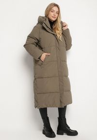 Born2be - Ciemnozielona Pikowana Kurtka Zimowa z Kapturem i Bocznymi Suwakami Falossea. Okazja: na co dzień. Typ kołnierza: kaptur. Kolekcja: plus size. Kolor: zielony. Materiał: poliester, dzianina, jeans. Sezon: zima. Styl: casual, klasyczny
