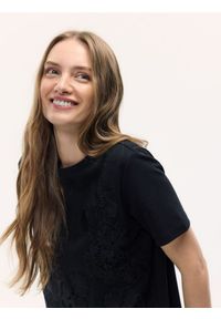 Reserved - T‑shirt z koronkową aplikacją - czarny. Kolor: czarny. Materiał: koronka. Wzór: aplikacja #1