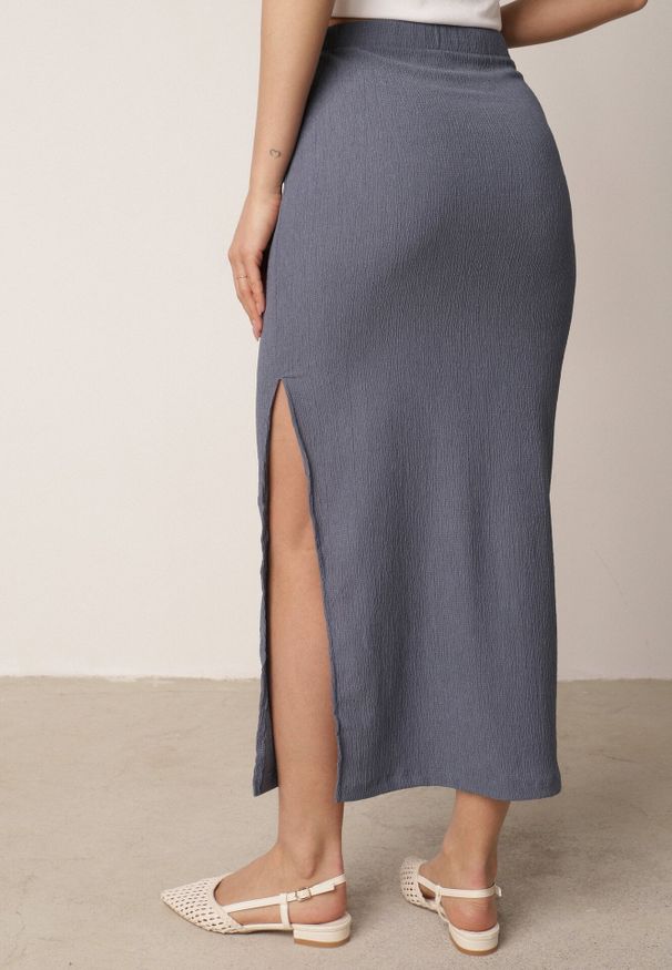 Born2be - Niebieska Prosta Spódnica z Rozcięciem z Boku ze Strukturalnej Tkaniny Orinelin. Okazja: do pracy, na co dzień. Kolor: niebieski. Materiał: tkanina. Długość: długie. Styl: elegancki, casual