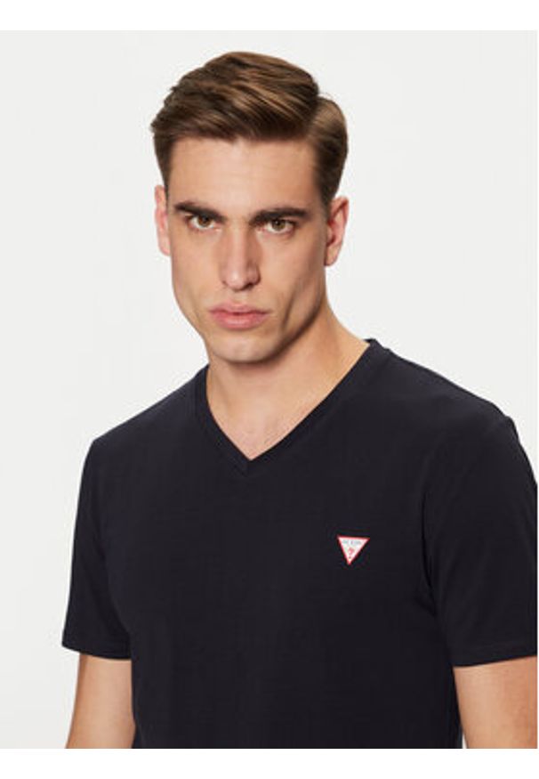 Guess T-Shirt M2YI32 J1314 Granatowy Slim Fit. Kolor: niebieski. Materiał: bawełna