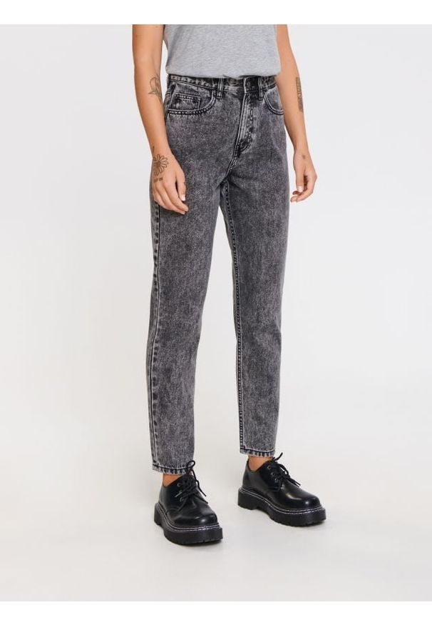 Sinsay - Jeansy mom fit - szary. Kolor: szary