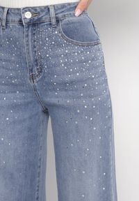 Born2be - Niebieskie Jeansy z Bawełną o Szerokim Kroju z Wysokim Stanem Tilssemi. Okazja: na co dzień. Stan: podwyższony. Kolor: niebieski. Wzór: aplikacja. Styl: casual #6