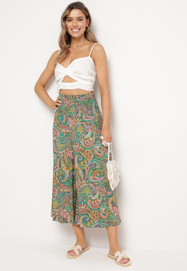 Born2be - Zielone Bawełniane Spodnie Kuloty z Wzorem Paisley Tarrisa. Stan: podwyższony. Kolor: zielony. Materiał: bawełna. Wzór: paisley. Styl: boho, wakacyjny