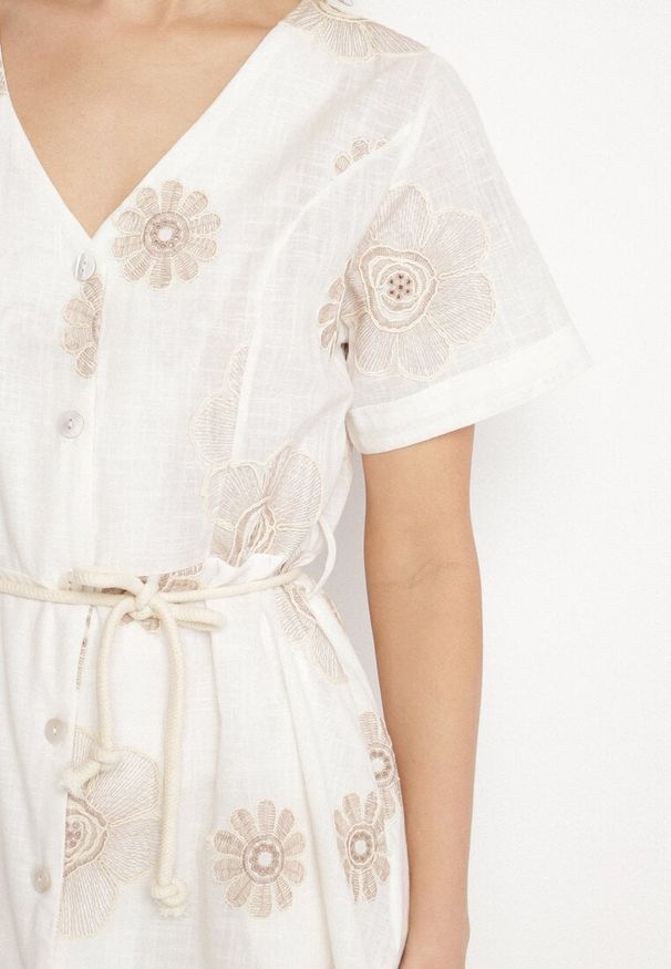 Born2be - Biała Sukienka w Stylu Boho w Haftowane Kwiaty ze Sznurkiem Evionis. Okazja: na co dzień. Typ kołnierza: dekolt w serek. Kolor: biały. Wzór: kwiaty, haft. Styl: boho