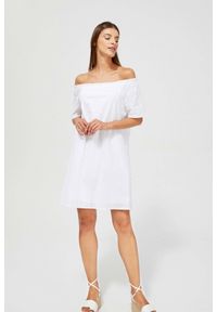 MOODO - Ażurowa sukienka z odkrytymi ramionami biała. Okazja: do pracy, na plażę, na co dzień. Typ kołnierza: dekolt w łódkę. Kolor: biały. Materiał: bawełna. Wzór: ażurowy. Typ sukienki: z odkrytymi ramionami. Styl: casual #1