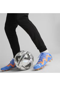Buty piłkarskie męskie Puma Future Pro Fgag. Zapięcie: sznurówki. Kolor: wielokolorowy, pomarańczowy, żółty, biały, niebieski. Materiał: materiał, syntetyk. Szerokość cholewki: normalna. Sport: piłka nożna