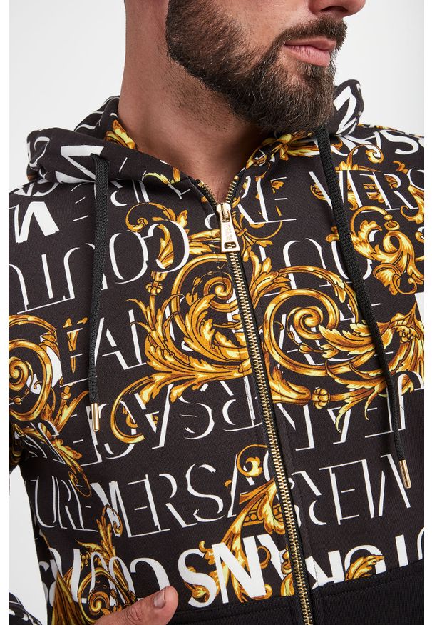 Versace Jeans Couture - Bluza VERSACE JEANS COUTURE. Typ kołnierza: kaptur. Wzór: napisy, aplikacja