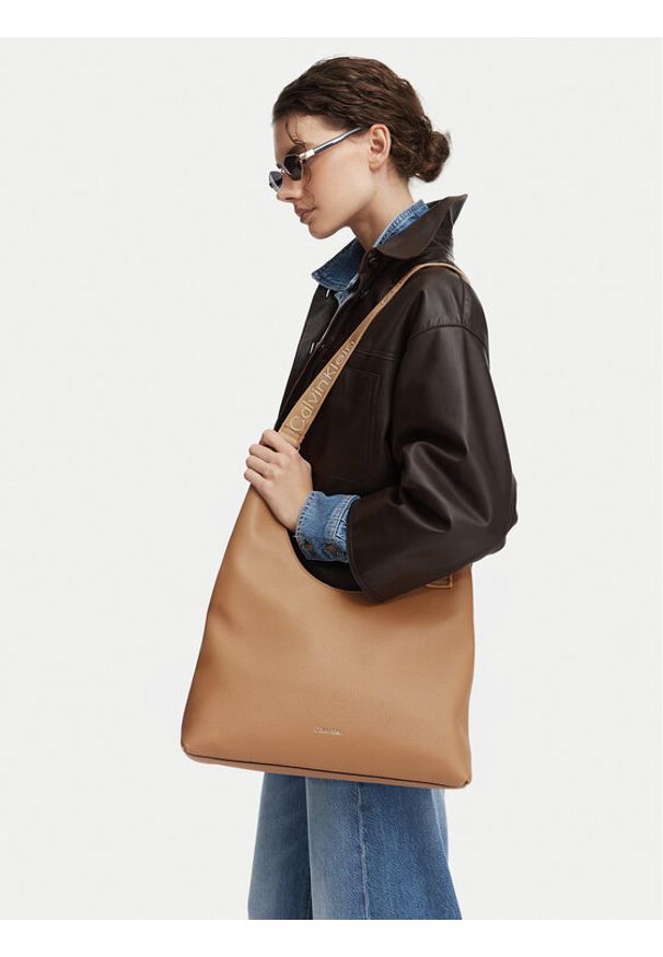 Calvin Klein Torebka Webbing Adj Strap Large Shoulder LV04F3643G Beżowy. Kolor: beżowy. Materiał: skórzane