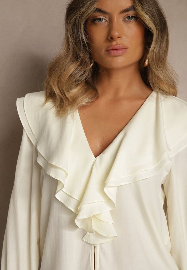 Renee - Jasnobeżowa Koszula Vices z Dekoltem z Falbanami i Bufiastymi Rękawami Zoiruna. Kolor: beżowy. Materiał: jeans. Styl: boho