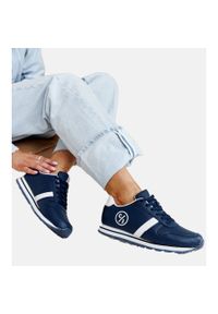 Granatowe sneakersy damskie Cross Jeans niebieskie. Nosek buta: okrągły. Kolor: niebieski. Materiał: guma