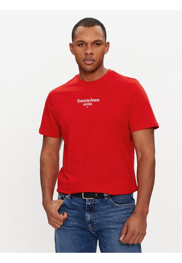 Tommy Jeans T-Shirt 85 Entry DM0DM18569 Czerwony Regular Fit. Kolor: czerwony. Materiał: bawełna