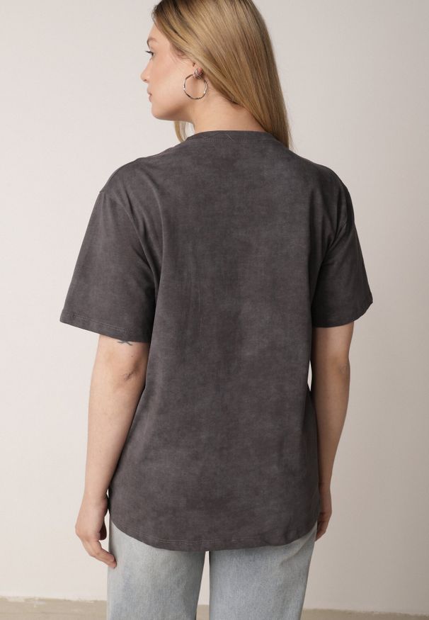 Born2be - Ciemnoszary T-shirt z Bawełny o Kroju Oversize z Napisem Orinvyra. Okazja: do pracy, na co dzień, na spotkanie biznesowe. Kolor: szary. Materiał: bawełna. Wzór: napisy. Styl: elegancki, biznesowy, casual