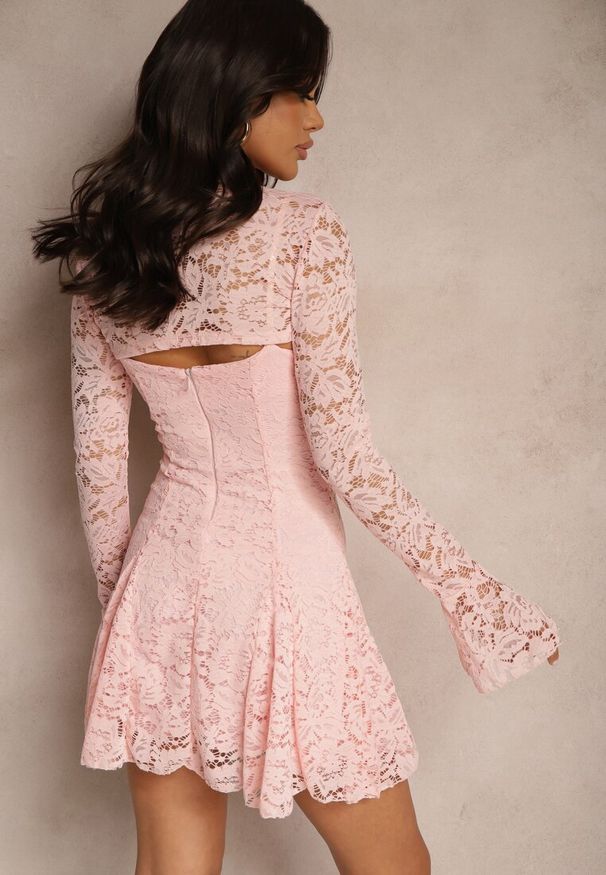 Renee - Jasnoróżowa Koktajlowa Koronkowa Sukienka o Rozkloszowanym Kroju Nelfedi. Kolor: różowy. Materiał: koronka. Długość rękawa: na ramiączkach. Wzór: koronka. Typ sukienki: rozkloszowane. Styl: wizytowy