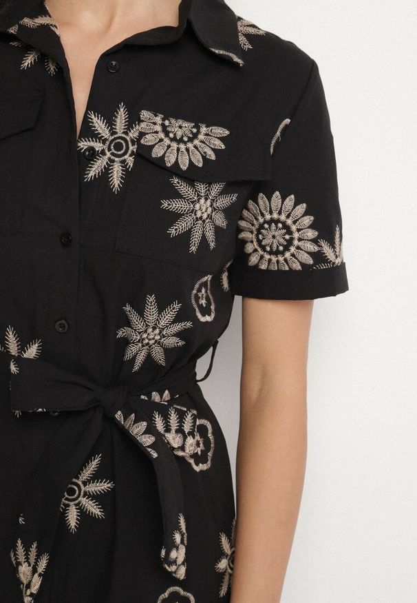 Born2be - Czarna Koszulowa Sukienka z Wiskozy z Haftowanymi Kwiatami i Paskiem Diviera. Kolor: czarny. Materiał: wiskoza. Wzór: haft, kwiaty. Typ sukienki: koszulowe. Styl: boho