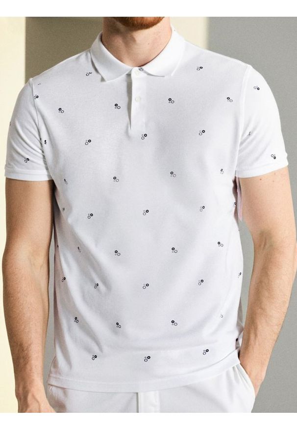 Sinsay - Koszulka polo z nadrukiem all over - biały. Typ kołnierza: polo. Kolor: biały. Wzór: nadruk