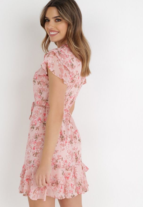 Born2be - Różowa Sukienka Corite. Typ kołnierza: kołnierz z falbankami. Kolor: różowy. Materiał: tkanina. Wzór: kolorowy, aplikacja, kwiaty. Długość: mini