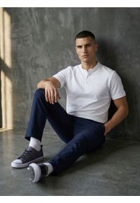 Sinsay - Bawełniane spodnie chino slim - granatowy. Kolor: niebieski. Materiał: bawełna
