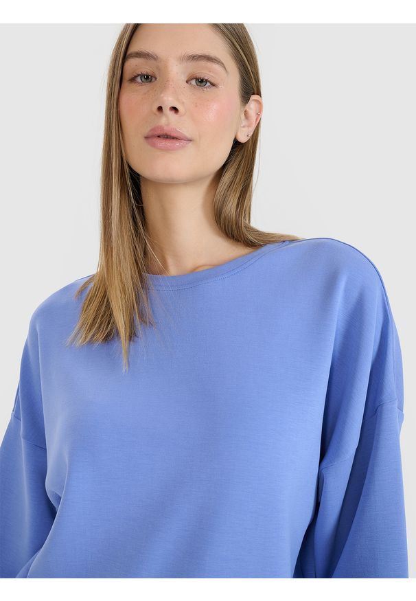 4f - 4F Bluza dresowa nierozpinana z modalem damska - niebieska M. Okazja: na co dzień. Typ kołnierza: bez kaptura. Kolor: niebieski. Materiał: dresówka. Wzór: gładki, ze splotem. Styl: casual, klasyczny, sportowy