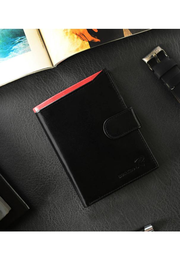 Portfel czarny na zatrzask Ronaldo N4L-VT BLACK-RED. Kolor: czarny. Materiał: skóra