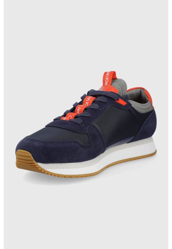 Calvin Klein Jeans sneakersy kolor granatowy. Nosek buta: okrągły. Zapięcie: sznurówki. Kolor: niebieski. Materiał: poliester, guma, skóra