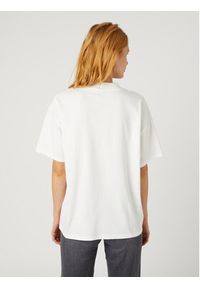 Wrangler T-Shirt Girlfriend W7R9EEW04 112334760 Biały Regular Fit. Kolor: biały. Materiał: bawełna