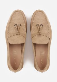 Renee - Ciemnobeżowe Mokasyny VICES Casualowe ze Skórzaną Wkładką i Metalowymi Ozdobami Dinsmore. Okazja: na co dzień. Nosek buta: okrągły. Kolor: beżowy. Materiał: skóra. Wzór: aplikacja. Obcas: na obcasie. Styl: casual. Wysokość obcasa: niski #5