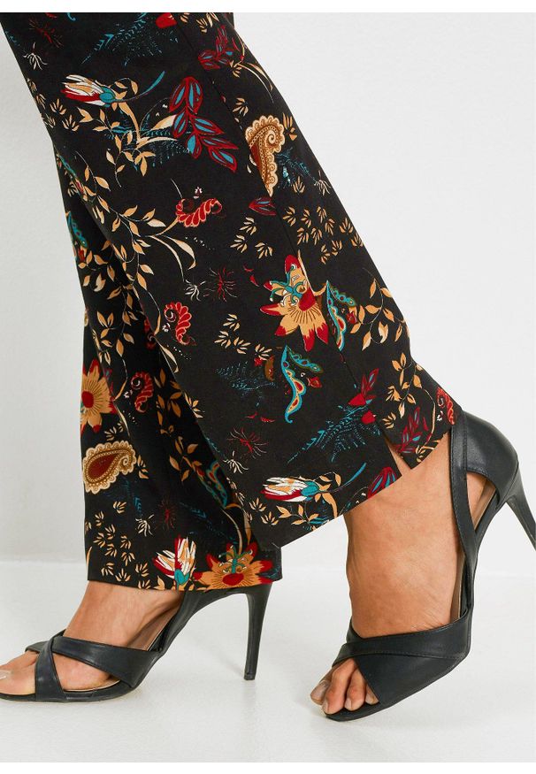 bonprix - Spodnie z wiskozy z gumką w talii. Kolor: czarny. Materiał: wiskoza. Wzór: nadruk, kwiaty