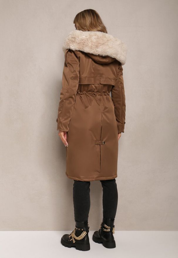 Renee - Brązowa Długa Kurtka Parka Nylonowa Płaszcz z Futrzanymi Wstawkami Rinale. Kolor: brązowy. Materiał: nylon, futro. Długość: długie