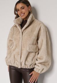 Born2be - Beżowa Kurtka Futerko o Kroju Bomberki z Kieszeniami Tiwedara. Okazja: na co dzień. Typ kołnierza: kołnierzyk stójkowy. Kolor: beżowy. Materiał: futro. Styl: elegancki, casual #1