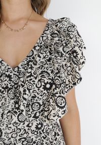 Born2be - Czarna Rozkloszowana Sukienka Maxi z Ozdobnym Dekoltem i Gumką w Talii z Wiskozy Adyni. Typ kołnierza: kołnierz z falbankami. Kolor: czarny. Materiał: wiskoza. Długość rękawa: bez rękawów. Długość: maxi #2