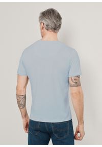 Ochnik - Błękitny basic T-shirt męski z logo. Kolor: niebieski. Materiał: bawełna