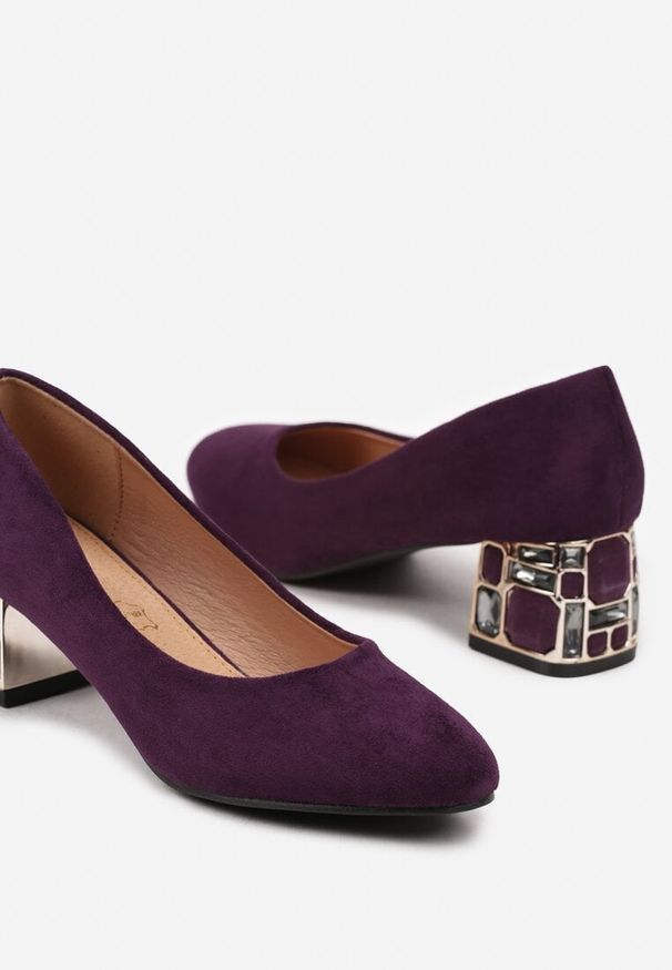 Born2be - Fioletowe Czółenka Vices ze Skórzaną Wkładką na Biżuteryjnym Słupku Naivine. Okazja: na co dzień. Kolor: fioletowy. Materiał: skóra. Wzór: aplikacja, kwiaty. Obcas: na słupku. Styl: casual, elegancki. Wysokość obcasa: średni