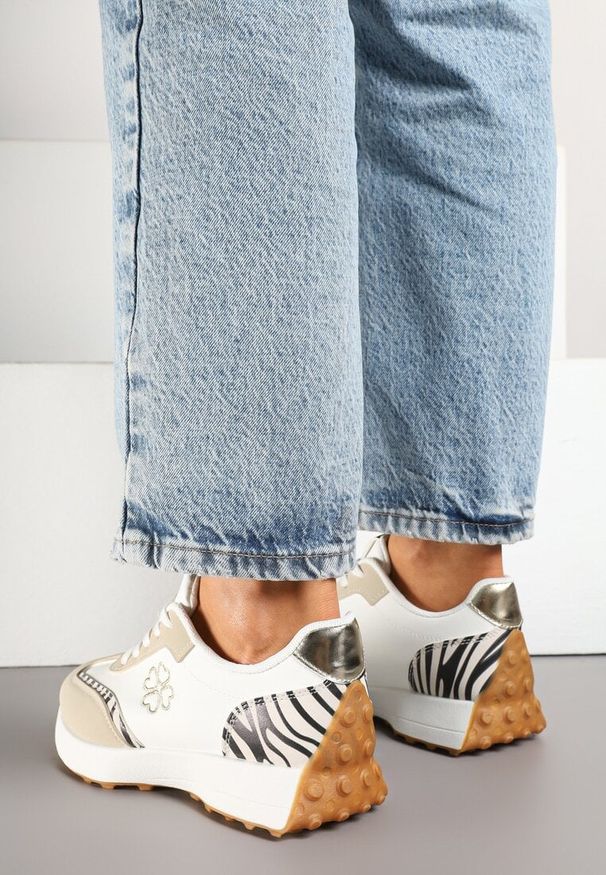 Renee - Beżowo-Białe Sneakersy z Zeberkowym Zdobieniami i Delikatnym Haftem Alisella. Okazja: na co dzień, na spotkanie biznesowe. Kolor: beżowy. Materiał: jeans. Wzór: aplikacja, haft. Obcas: na płaskiej podeszwie