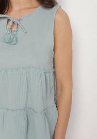 Born2be - Jasnozielona Bawełniana Bluzka Muślinowa z Wiązaniem i Falbanami Ralania. Okazja: na co dzień, do pracy, na spacer. Kolor: zielony. Materiał: bawełna. Styl: elegancki, casual