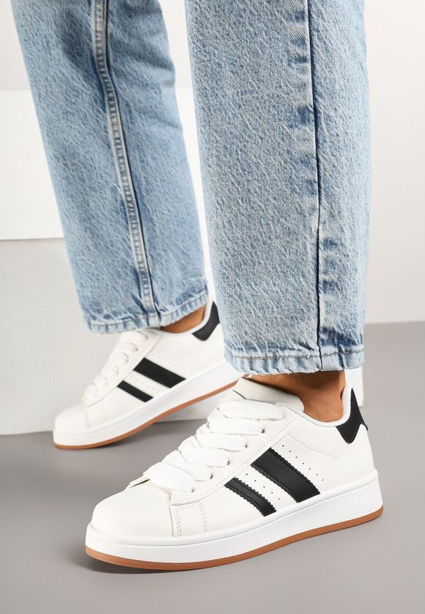 Renee - Białe Sneakersy na Niskiej Platformie z Naszywkami Flordexia. Okazja: na co dzień. Kolor: biały. Materiał: jeans. Wzór: aplikacja. Obcas: na platformie