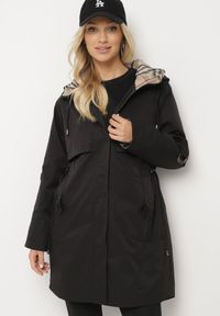 Born2be - Czarna Kurtka Parka z Podpinanymi Rękawami i Kapturem ze Wstawkami w Kratę Kaithna. Kolor: czarny. Materiał: jeans. Wzór: kratka. Styl: elegancki, klasyczny #1
