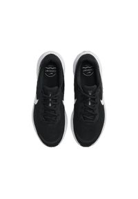 Buty do biegania męskie Nike Revolution 7. Zapięcie: sznurówki. Kolor: biały, czarny, wielokolorowy. Materiał: guma, syntetyk, tkanina, materiał. Szerokość cholewki: normalna. Model: Nike Revolution