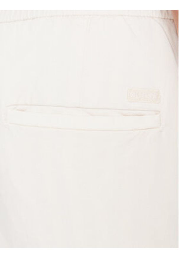 Guess Spodnie materiałowe M3YB28 WFIN3 Biały Slim Fit. Kolor: biały. Materiał: bawełna