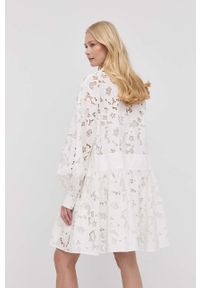 Custommade sukienka bawełniana kolor biały mini rozkloszowana. Kolor: biały. Materiał: bawełna. Długość rękawa: długi rękaw. Typ sukienki: rozkloszowane. Długość: mini #5