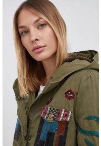 Desigual Parka 21WWEN03 damska kolor zielony przejściowa. Kolor: zielony. Materiał: bawełna, materiał #2