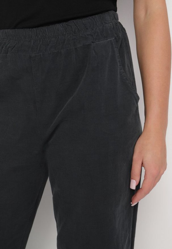 Born2be - Ciemnoszare Bawełniane Spodnie z Wysokim Stanem Melili. Okazja: na spacer, na co dzień. Stan: podwyższony. Kolor: szary. Materiał: bawełna. Styl: elegancki, casual