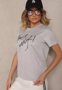 Renee - Jasnoszary T-shirt Zdobiony Napisem z Brokatem Tezilea. Okazja: na spacer. Kolor: szary. Materiał: jeans. Wzór: napisy, aplikacja #4