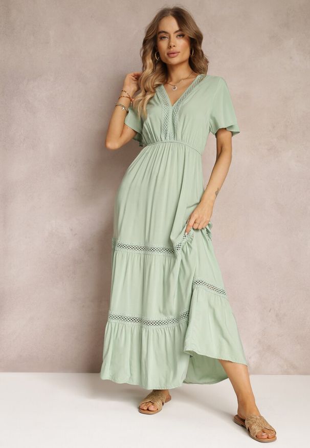 Renee - Miętowa Rozkloszowana Sukienka Maxi z Gumką w Talii i Koronkowym Dekoltem Cheteia. Kolor: miętowy. Materiał: koronka. Sezon: wiosna, lato. Długość: maxi