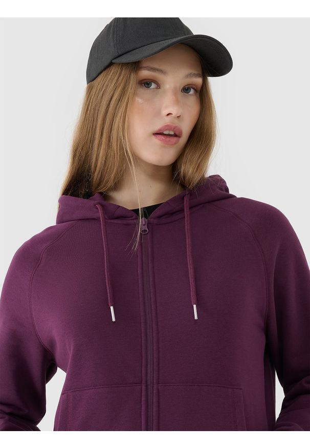 4f - 4F Bluza dresowa rozpinana z kapturem damska - fioletowa XS. Okazja: na co dzień. Typ kołnierza: kaptur. Kolor: fioletowy. Materiał: dresówka. Długość rękawa: raglanowy rękaw. Wzór: gładki, ze splotem. Styl: sportowy, casual